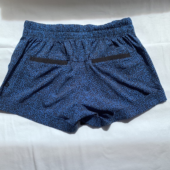 Lululemon Spring Break Away Short II Blue and Black Print Size 6 - Picture 8 of 10